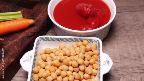 Primo piano di ingredienti per la zuppa di riso e ceci, spazio per testo