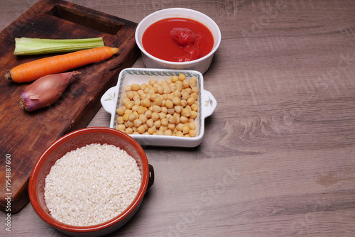 Ingredienti per zuppa di riso e ceci, spazio per testo