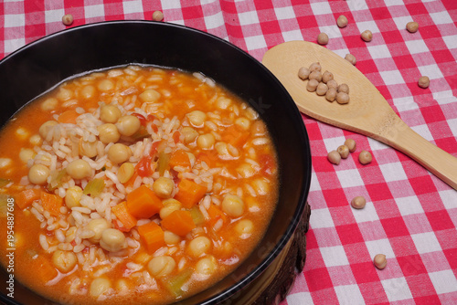 Ciotola con minestra di ceci e riso, primo piano
