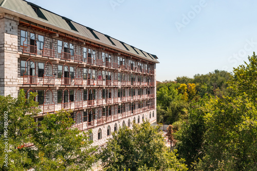 Fotografie Elegant Building With Nature Views