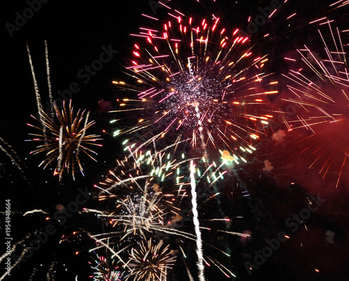 Fuegos artificiales explotando en el cielo nocturno