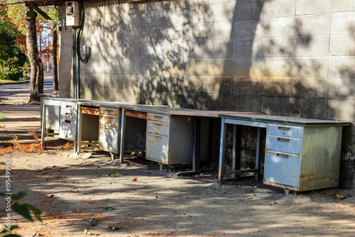 Foto broken office furniture in outdoors, rubble waste debris from new improvements move in cleaning services