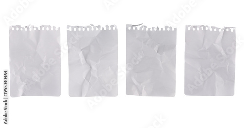 Hoja de libreta arrugada en blanco, aislada sobre fondo blanco