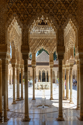 Canvastavla Intricate arches and columns in Alhambra Palace courtyard, Granada, Spain