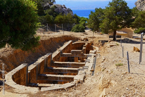 Tableau sur toile A double apsidal water cistern in the Heraion archaeological site