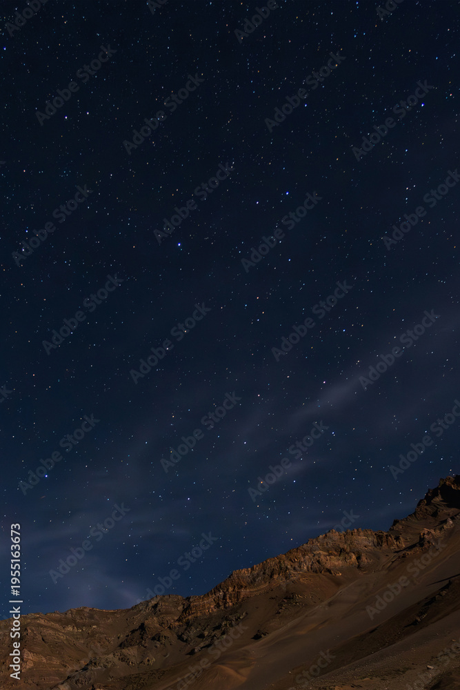 Obraz premium Clear night sky full of stars over mountains in Ladakh India
