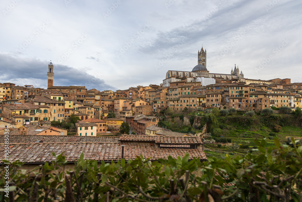 Obraz premium Vast Tuscan View. Expansive Tuscan Landscape Featuring Terraces And Towers. Wide View Of Siena Hills With Buildings And Lush Greenery