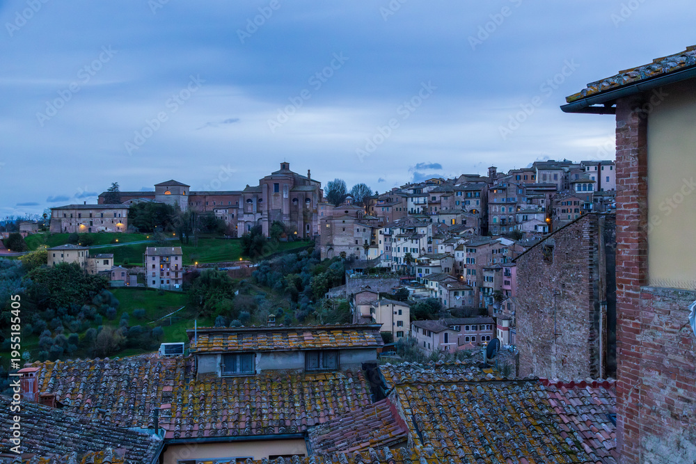 Obraz premium Spectacular Siena Cityscape Overview. Breathtaking Panoramic Scene Capturing Picturesque Rooftops And Charming City Skyline Of Siena