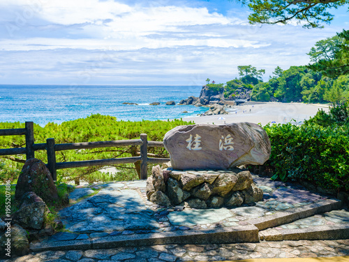 高知県の桂浜を望む海辺の景勝地風景