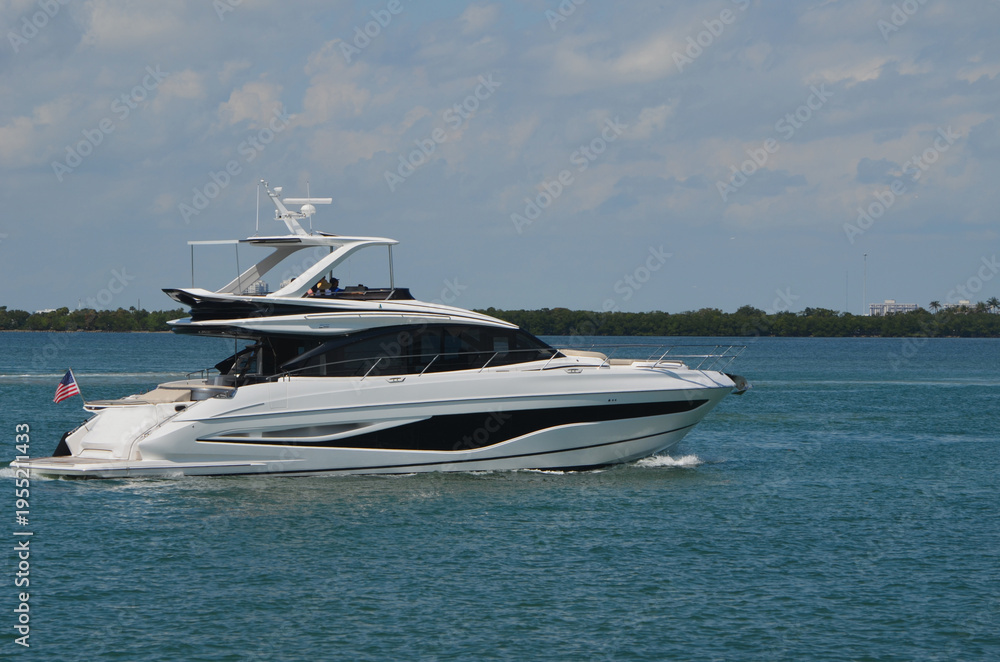 Obraz premium Deluxe Cabin Cruiser on the Florida Intracoastal Waterway