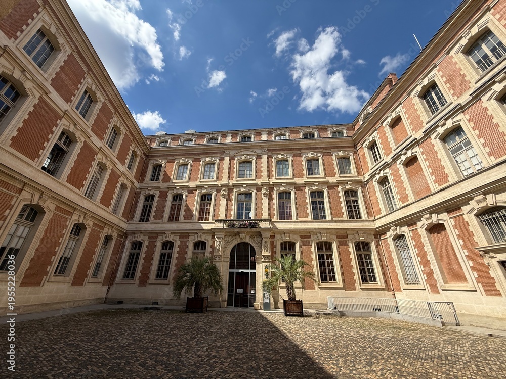Fototapeta premium Cour intérieure de la Mairie de Toulouse en France