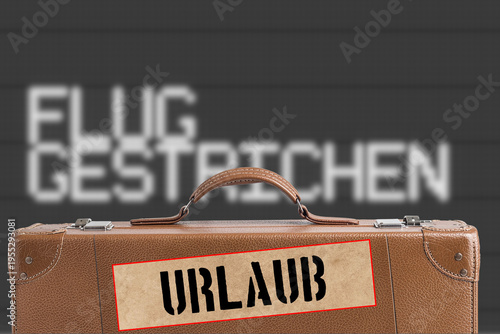 Information an einem Flughafen Flug Gestrichen und eine Reisetasche mit einem Sticker Urlaub