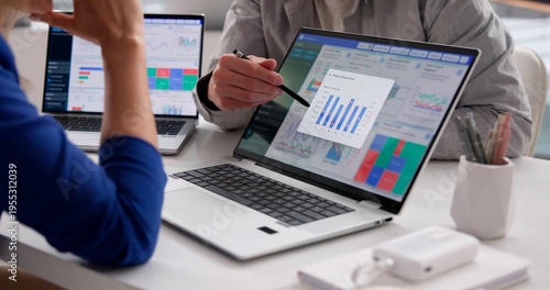 Cuadro en lienzo Finance Specialist Analyzes Dashboard Metrics On Laptop While Jotting Notes