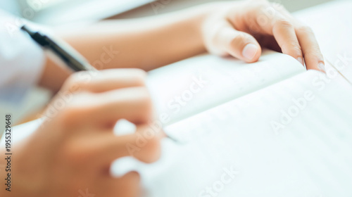 模造紙で探究学習をする高校生の手元