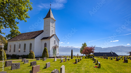 Foto Iglesia de madera y cementerio en Noruega