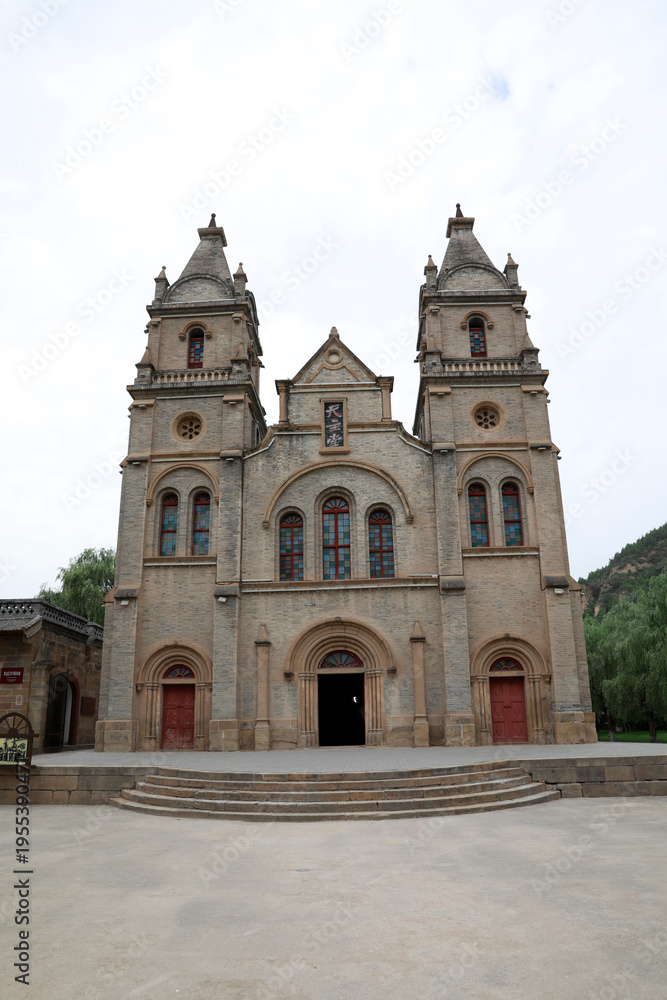 Obraz premium The former site of Lu Xun Academy of Arts and Literature in Yan'an, Shaanxi, is an old building.