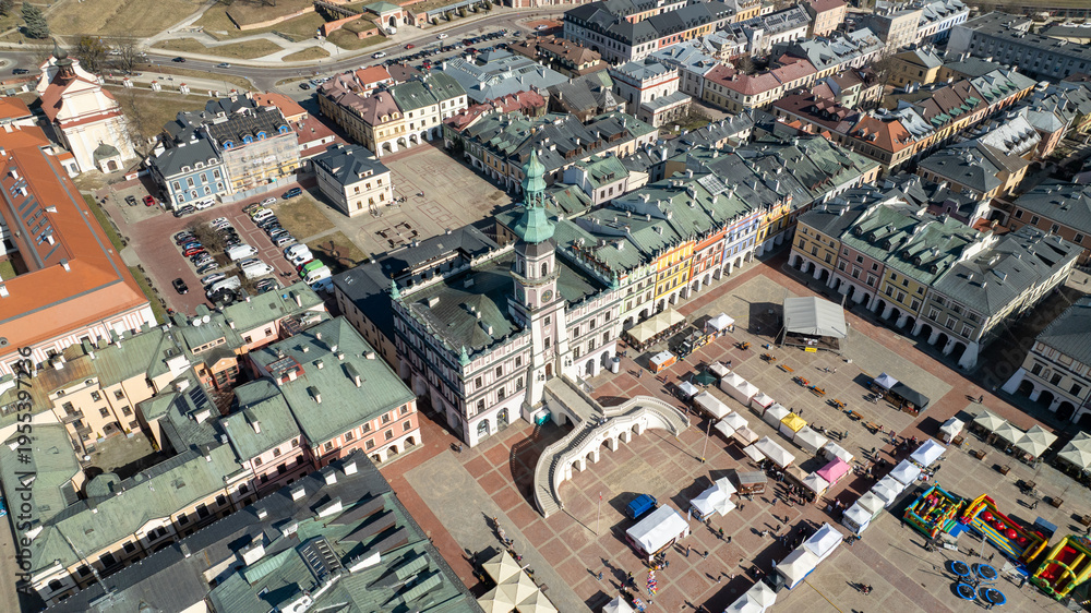Obraz premium A view from a drone of the Zamość Old Town and its surroundings.