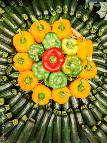 Légumes frais en été. Poivrons rouges, verts et jaunes avec des courgettes vertes. Légumes biologiques sur un étal de supermarché.