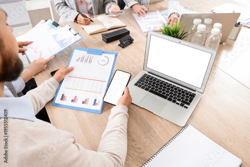 Group of business people wo...