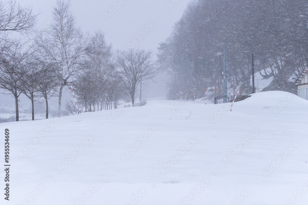 Obraz premium 雪の檜枝岐村の通行止めとなった冬の国道352号線