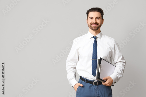Male business consultant wi...