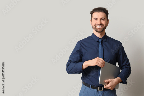 Male business consultant wi...