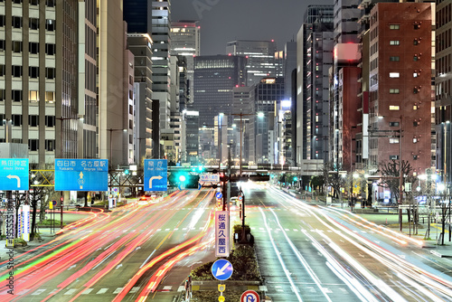Foto The nighttime cityscape of Nagoya, Sakura Street, and the trails of car headlights
