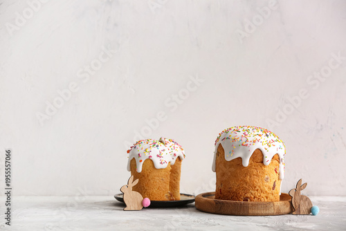 Plates with sweet Easter ca...