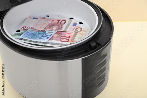 Multi cooker with euro bank...