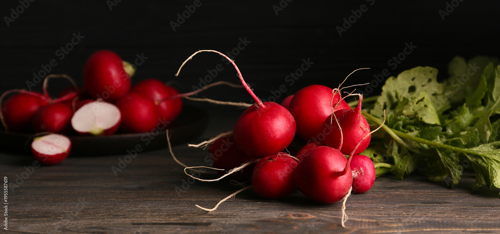 Fototapeta premium Many fresh radishes on wooden table
