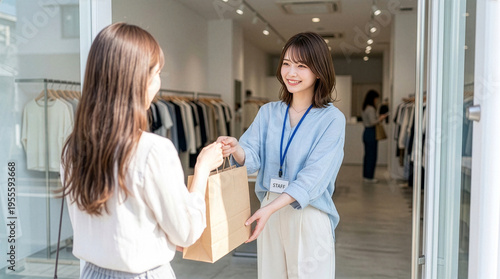 接客対応する笑顔のブティック店員