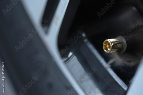 Fotografia Inflate your car tires to save fuel before traveling