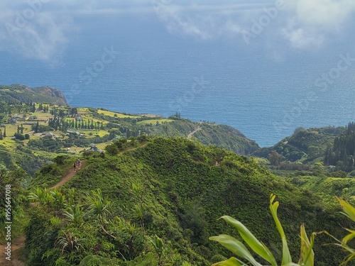 Foto Lush tropical vegetation and views along the Waihee Ridge trail in Maui, Hawaii