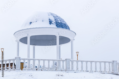 Obraz na plátně gazebo with columns and domed roof in winter