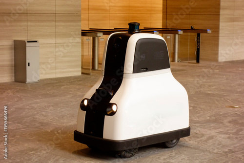 近代的な複合施設麻布台ヒルズのオフィス清掃用自動掃除機ロボット