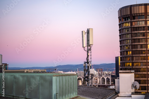 Fotografía LTE/5G antenna on a rooftop in Basel, Switzerland