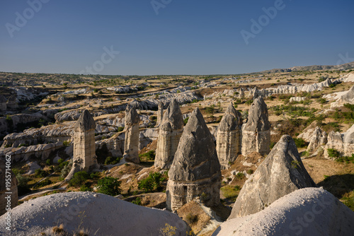 Foto Rock formation carved by erosion against bright blue sky in Cappadocia, Turkey