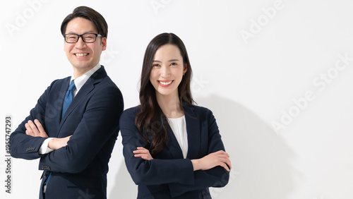 腕組みするビジネスマン