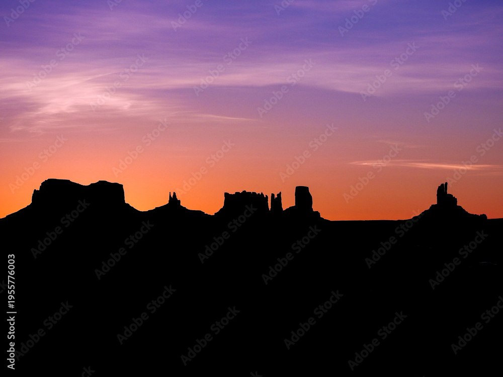 Fototapeta premium Dawn at Monument Valley