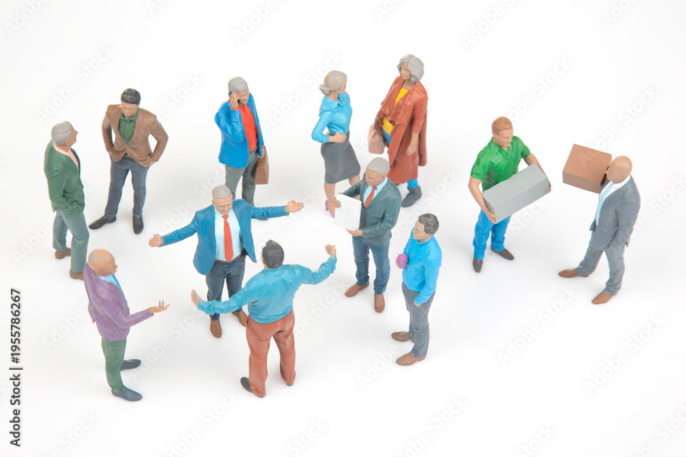 Obraz premium Miniature people gather in a social setting for discussion and interaction in a casual environment