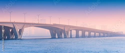 Foto bridge providing a modern architectural link over calm water during an atmospheric morning in Abu Dhabi