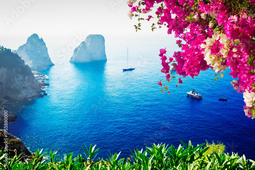 Foto Famous Faraglioni cliffs and Tyrrhenian Sea blue water, famous Capri island, Ita