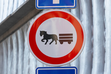 Fotobehang Voertuigen Verbodsbord voor paard en wagen  © Vlad Yakubovskiy