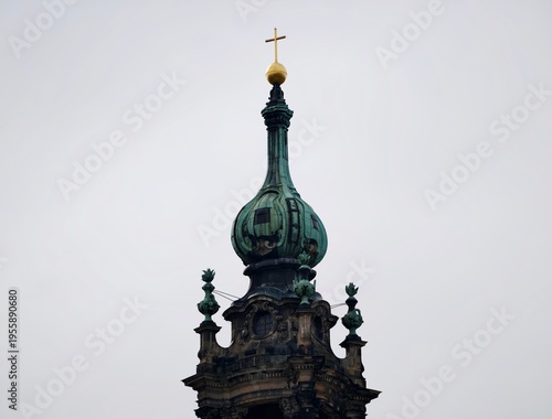 Foto Green patina adorns sculpted finials
