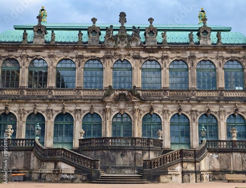 Foto Detailed ornate facade of classical palace featuring sculptural balustrades and