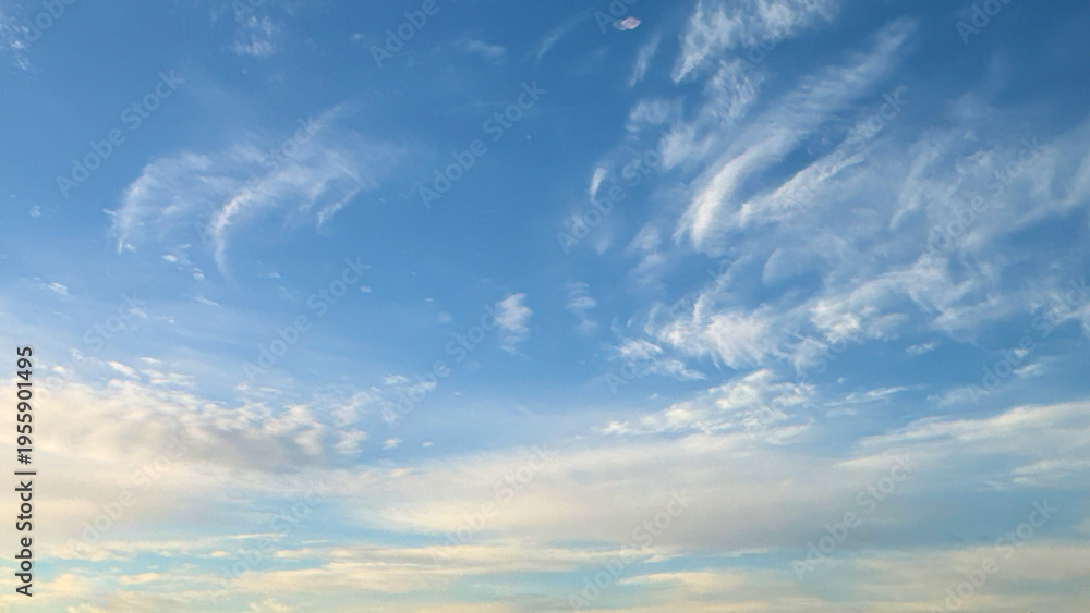 Obraz premium Berliner Himmel with soft cirrus clouds and pastel evening light over city
