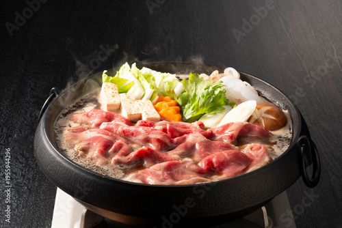 牛肉のすき焼き 黒い鉄鍋 豆腐・白菜・ネギ・卵入り 湯気が立つ豪快な冬の鍋料理 和牛の贅沢な一鍋
