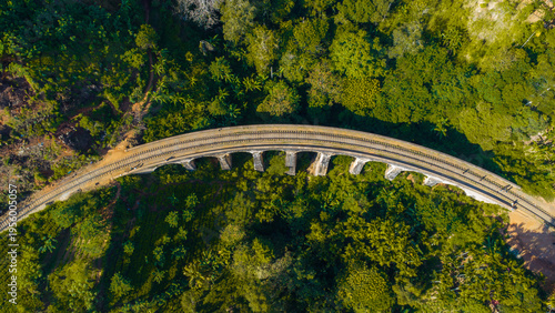Foto The Nine Arch Bridge also called the Bridge in the Sky in Sri Lanka and one of the best examples of colonial-era railway construction in the country