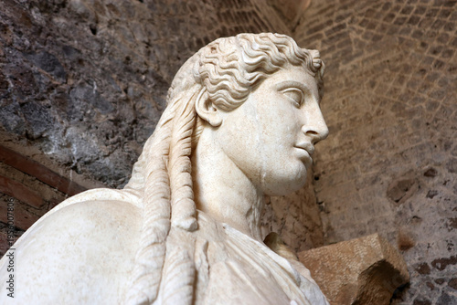 Foto Testa di marmo di Atena Parthenos, Villa Adriana, Tivoli
