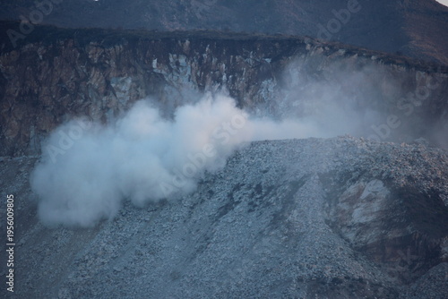 Fotografía A massive dust cloud erupts from a controlled explosion at a marble quarry in Buner, Pakistan, showing the raw power of industrial mining against a rugged mountain cliff
